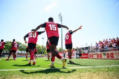 LEVERKUSEN, ALMANY - 10 MAYIS 2025: Francis Onyeka, Bradley Ndi, Emmanuel Owen - Yarı-Final. A-Junioren Bundesliga maçı Bayer 04 Leverkusen, FC Bayern 'e karşı Ulrich-Haberland Stadyumu' nda.