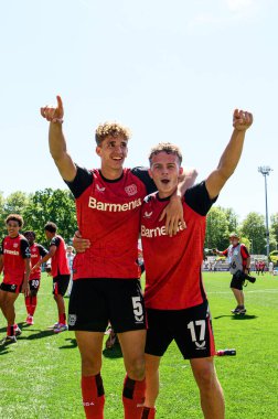 LEVERKUSEN, ALMANY - 10 MAYIS 2025: Andrea Natali, Julien Kurowski - Yarı-Final. A-Junioren Bundesliga maçı Bayer 04 Leverkusen, FC Bayern 'e karşı Ulrich-Haberland Stadyumu' nda.