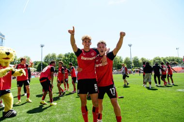 LEVERKUSEN, ALMANY - 10 MAYIS 2025: Andrea Natali, Julien Kurowski - Yarı-Final. A-Junioren Bundesliga maçı Bayer 04 Leverkusen, FC Bayern 'e karşı Ulrich-Haberland Stadyumu' nda.