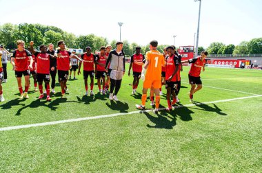 LEVERKUSEN, ALMANY - 10 MAYIS 2025: Bayer 04 U19 - Yarı-Final. A-Junioren Bundesliga maçı Bayer 04 Leverkusen, FC Bayern 'e karşı Ulrich-Haberland Stadyumu' nda.