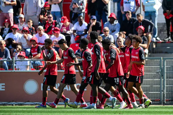 LEVERKUSEN, ALMANY - 10 MAYIS 2025: Artem Stepanov, Jeremiah Mensah - Yarı-Final. A-Junioren Bundesliga maçı Bayer 04 Leverkusen, FC Bayern 'e karşı Ulrich-Haberland Stadyumu' nda.