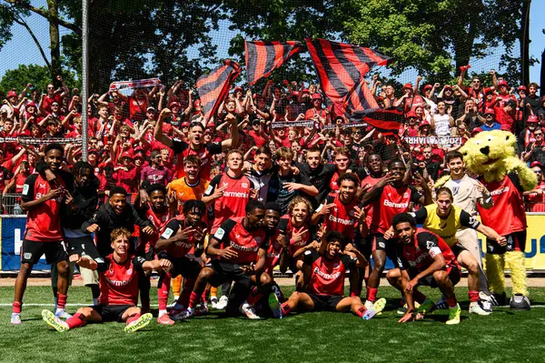 LEVERKUSEN, ALMANY - 10 MAYIS 2025: Bayer 04 U19 - Yarı-Final. A-Junioren Bundesliga maçı Bayer 04 Leverkusen, FC Bayern 'e karşı Ulrich-Haberland Stadyumu' nda.