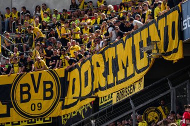 LEVERKUSEN, GERMANY - 11 Mayıs 2025: BVB taraftarları - Bundesliga maçı Bayer 04 Leverkusen FC Augsburg 'a karşı Bayarena' da.