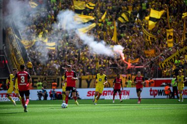 LEVERKUSEN, GERMANY - 11 MAYIS 2025: Bayer 04 Leverkusen FC Augsburg 'a karşı Bundesliga maçı.
