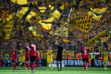 LEVERKUSEN, GERMANY - 11 MAYIS 2025: Bayer 04 Leverkusen FC Augsburg 'a karşı Bundesliga maçı.