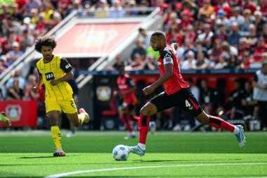 LEVERKUSEN, GERMANY - 11 MAYIS 2025: Bayer 04 Leverkusen FC Augsburg 'a karşı Bundesliga maçı.