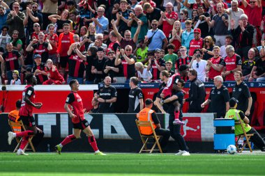 LEVERKUSEN, GERMANY - 11 MAYIS 2025: Jeremie Frimpong, Xabi Alonso - Bayer 04 Leverkusen-FC Augsburg maçı Bayena 'da.
