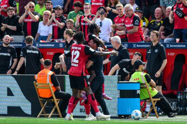 LEVERKUSEN, GERMANY - 11 MAYIS 2025: Jeremie Frimpong, Xabi Alonso - Bayer 04 Leverkusen-FC Augsburg maçı Bayena 'da.