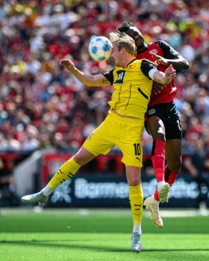 LEVERKUSEN, GERMANY - 11 Mayıs 2025: Julian Brandt, Edmond Tapsoba - Bayer 04 Leverkusen-FC Augsburg maçı Bayena 'da.