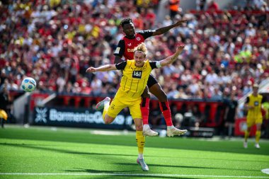 LEVERKUSEN, GERMANY - 11 Mayıs 2025: Julian Brandt, Edmond Tapsoba - Bayer 04 Leverkusen-FC Augsburg maçı Bayena 'da.