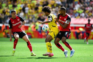 LEVERKUSEN, GERMANY - 11 Mayıs 2025: Granit Xhaka, Karim Adeyemi, Jonathan Tah - Bundesliga maçı Bayer 04 Leverkusen FC Augsburg 'a karşı Bayena' da.