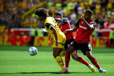 LEVERKUSEN, GERMANY - 11 Mayıs 2025: Granit Xhaka, Karim Adeyemi, Jonathan Tah - Bundesliga maçı Bayer 04 Leverkusen FC Augsburg 'a karşı Bayena' da.