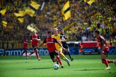 LEVERKUSEN, GERMANY - 11 Mayıs 2025: Piero Hincapie, Julian Brandt - Bayer 04 Leverkusen FC Augsburg 'a karşı.
