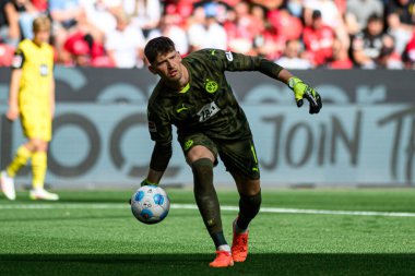 LEVERKUSEN, GERMANY - 11 MAYIS, 2025: Gregor Kobel - Bundesliga maçı Bayer 04 Leverkusen FC Augsburg 'a karşı Bayarena' da.