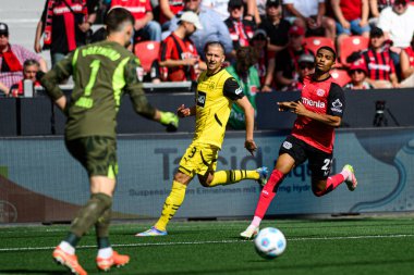 LEVERKUSEN, GERMANY - 11 Mayıs 2025: Waldemar Anton, Amine Adli - Bayer 04 Leverkusen-FC Augsburg maçı Bayena 'da.
