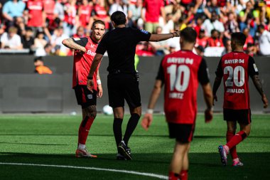LEVERKUSEN, GERMANY - 11 Mayıs 2025: Robert Andrich, Deniz Aytekin - Bayer 04 Leverkusen-FC Augsburg maçında.