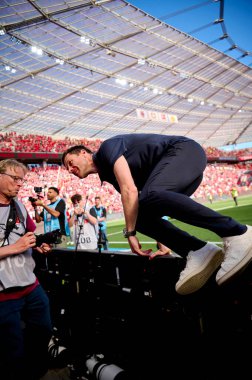 LEVERKUSEN, GERMANY - 11 Mayıs 2025: Xabi Alonso - Bundesliga maçı Bayer 04 Leverkusen FC Augsburg 'a karşı Bayarena' da.