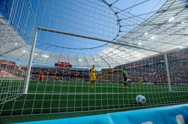 LEVERKUSEN, GERMANY - 11 MAYIS, 2025: Gregor Kobel - Bundesliga maçı Bayer 04 Leverkusen FC Augsburg 'a karşı Bayarena' da.