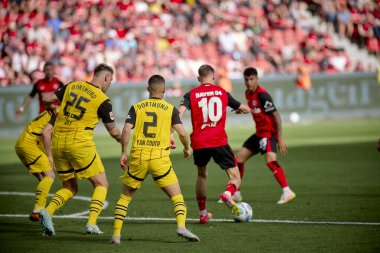 LEVERKUSEN, GERMANY - 11 MAYIS 2025: Niklas Suele, Yan Couto, Florian Wirtz - Bundesliga maçı Bayer 04 Leverkusen ve FC Augsburg.