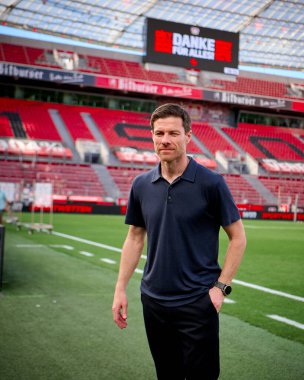 LEVERKUSEN, GERMANY - 11 Mayıs 2025: Xabi Alonso - Bundesliga maçı Bayer 04 Leverkusen FC Augsburg 'a karşı Bayarena' da.
