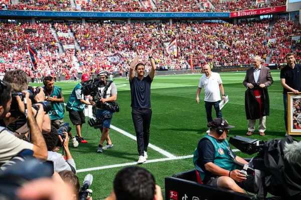 LEVERKUSEN, GERMANY - 11 Mayıs 2025: Xabi Alonso - Bundesliga maçı Bayer 04 Leverkusen FC Augsburg 'a karşı Bayarena' da.