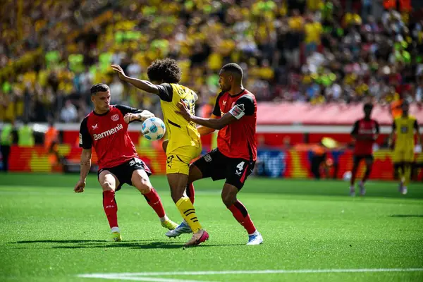 LEVERKUSEN, GERMANY - 11 MAYIS 2025: Bayer 04 Leverkusen FC Augsburg 'a karşı Bundesliga maçı.