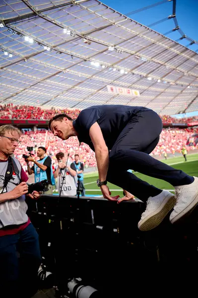 LEVERKUSEN, GERMANY - 11 Mayıs 2025: Xabi Alonso - Bundesliga maçı Bayer 04 Leverkusen FC Augsburg 'a karşı Bayarena' da.