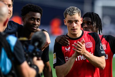 LEVERKUSEN, GERMANY - 11 Mayıs 2025: Xabi Alonso, Nathan Tella, Florian Wirtz, Jeremie Frimpong - Bundesliga maçı Bayer 04 Leverkusen, Borussia Dortmund 'a karşı Bayena' da.