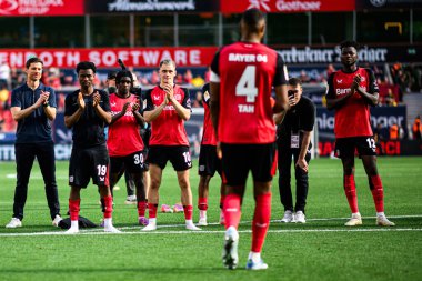LEVERKUSEN, GERMANY - 11 Mayıs 2025: Jonathan Tah, Xabi Alonso, Nathan Tella, Jeremie Frimpong, Florian Wirtz, Edmond Tapsoba - Bundesliga maçı Bayer 04 Leverkusen, Bayena 'da Borussia Dortmund' a karşı.