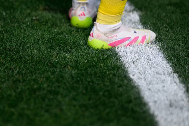 COLOGNE, ALMANY - 11 MAYIS 2025: Adidas Predator Elit Asmasız Yapay Çimen Botları - Rhein Enerji Stadyumu.