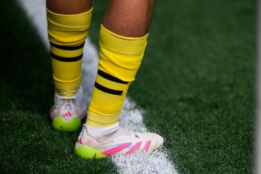 COLOGNE, ALMANY - 11 MAYIS 2025: Adidas Predator Elit Asmasız Yapay Çimen Botları - Rhein Enerji Stadyumu.