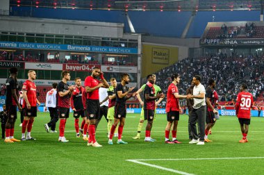 LEVERKUSEN, GERMANY - 21 Mayıs 2023: Sardar Azmoun, Karim Bellarabi, Alman eski futbolcu - Bayer 04 Leverkusen, Borussia Moenchengladbach 'a karşı Bayena' da oynanan Bundesliga maçı.