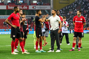 LEVERKUSEN, GERMANY - 21 Mayıs 2023: Kerem Demirbay, Karim Bellarabi, Alman eski futbolcu - Bayer 04 Leverkusen Borussia Moenchengladbach 'a karşı Bayena' da oynanan Bundesliga maçı.