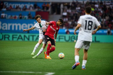 LEVERKUSEN, GERMANY - 21 MAYIS 2023: Jonas Hofmann, Piero Hincapie - Bayer 04 Leverkusen-Borussia Moenchengladbach maçı Bayena 'da.