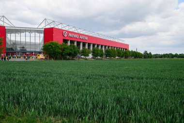 MAINZ, ALMANY - 17 MAYIS, 2025: 1 'in ana stadyumu olan Mewa ArENA' nın genel manzarası. FSV Mainz 05, renkli çiçek tarlalarının arkasında görüldü. Bundesliga eşleşmesi öncesinde manzaralı atmosfer oluşturuluyor.