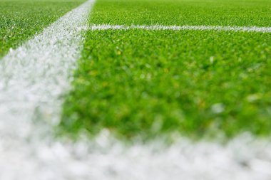 Köşe çizgisine, futbola, futbol sahasına yakından bakın. Yeşil çimlerde keskin beyaz işaretler var. Pistin dokusu ve alanın hassas geometrisi, maçtan önce detaylara dikkat..