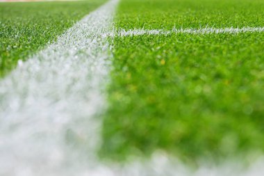 Köşe çizgisine, futbola, futbol sahasına yakından bakın. Yeşil çimlerde keskin beyaz işaretler var. Pistin dokusu ve alanın hassas geometrisi, maçtan önce detaylara dikkat..