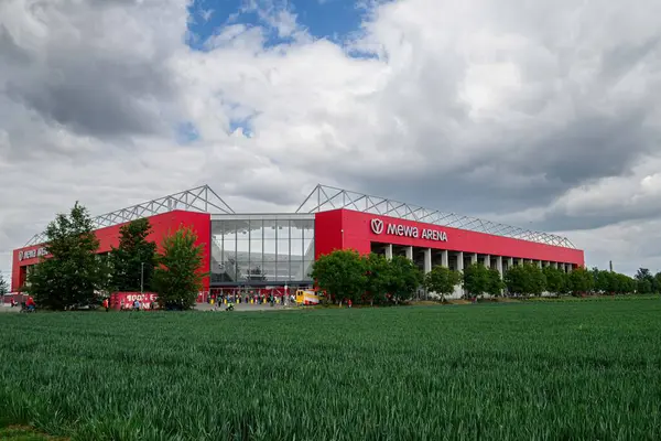 MAINZ, ALMANY - 17 MAYIS, 2025: 1 'in ana stadyumu olan Mewa ArENA' nın genel manzarası. FSV Mainz 05, renkli çiçek tarlalarının arkasında görüldü. Bundesliga eşleşmesi öncesinde manzaralı atmosfer oluşturuluyor.