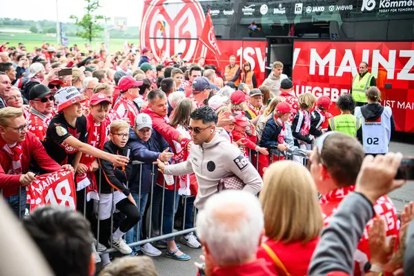 MAINZ, ALMANY - 17 MAYIS 2025: Nadiem Amiri. 1 'in destekçileri. FSV Mainz 05, ekip otobüsüne hoş geldiniz. Maç öncesi atmosfer. Maç Mewa Arena 'da Bayer 04' e karşı.