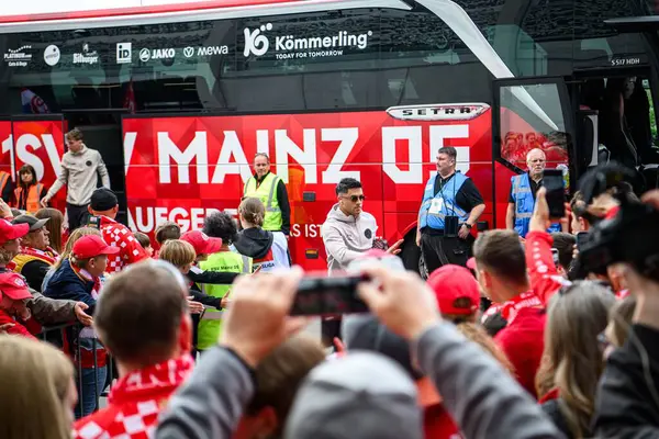 MAINZ, ALMANY - 17 MAYIS 2025: Nadiem Amiri. 1 'in destekçileri. FSV Mainz 05, ekip otobüsüne hoş geldiniz. Maç öncesi atmosfer. Maç Mewa Arena 'da Bayer 04' e karşı.