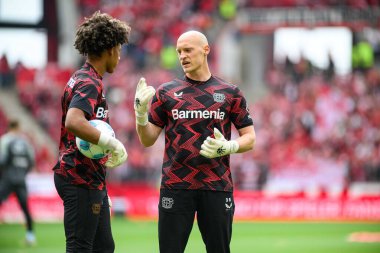 MAINZ, GERMANY - 17 Mayıs 2025: Simeon Rapsch, Niklas Lomb - Bundesliga maçı 1.FSV Mainz 05 Bayer 04 Leverkusen 'e karşı Mewa Arena' da.