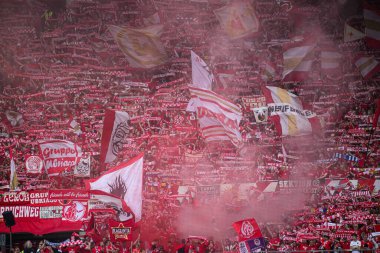 MAINZ, GERMANY - 17 Mayıs 2025: MeWA ARENA 'daki Bundesliga maçı sırasında FSV Mainz 05 bayrakları ve kırmızı dumanı yoğun bir fan atmosferi yarattı.