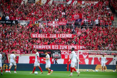 MAINZ, GERMANY - 17 Mayıs 2025: Mainz 05 hayranları WERDET ZUR LEGENDE ve KAMPFEN BIS ZUM yazılı pankartlar sergiliyor. Sahada görülen oyuncular.