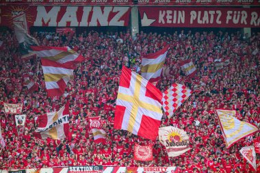 MAINZ, GERMANY - 17 Mayıs 2025: Hayranlar - Bundesliga maçı 1.FSV Mainz 05 - Bayer 04 Leverkusen 'e karşı Mewa Arena' da.