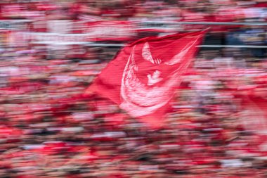 MAINZ, GERMANY - 17 Mayıs 2025: Kırmızı, fan, bayrak - Bundesliga maçı 1.FSV Mainz 05 Bayer 04 Leverkusen 'e karşı Mewa Arena' da.