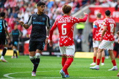 MAINZ, GERMANY - 17 Mayıs 2025: Piero Hincapie, Kaishu Sano - Bundesliga maçı 1.FSV Mainz 05 Bayer 04 Leverkusen 'e karşı Mewa Arena' da.