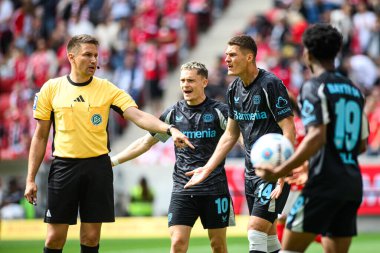 MAINZ, GERMANY - 17 Mayıs 2025: Reichel Tobias, Florian Wirtz, Patrik Schick - Bundesliga maçı 1.FSV Mainz 05 - Bayer 04 Leverkusen.