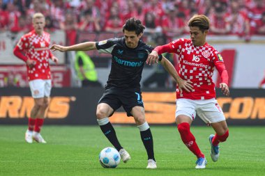 MAINZ, GERMANY - 17 Mayıs 2025: Jonas Hofmann, Kaishu Sano - Bundesliga maçı 1.FSV Mainz 05 - Bayer 04 Leverkusen maçı Mewa Arena 'da.
