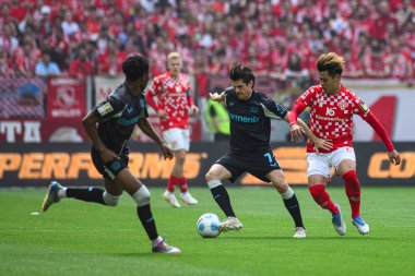 MAINZ, GERMANY - 17 Mayıs 2025: Jonas Hofmann, Kaishu Sano - Bundesliga maçı 1.FSV Mainz 05 - Bayer 04 Leverkusen maçı Mewa Arena 'da.