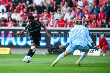 MAINZ, GERMANY - 17 Mayıs 2025: Nathan Tella - Bundesliga maçı 1.FSV Mainz 05, Bayer 04 Leverkusen 'e karşı Mewa Arena' da.